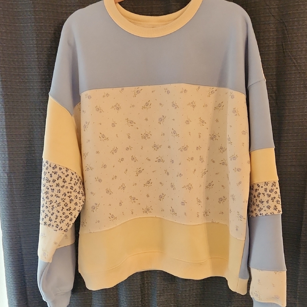 Crew Neck Sweatshirt Patchwork Floral. XL.